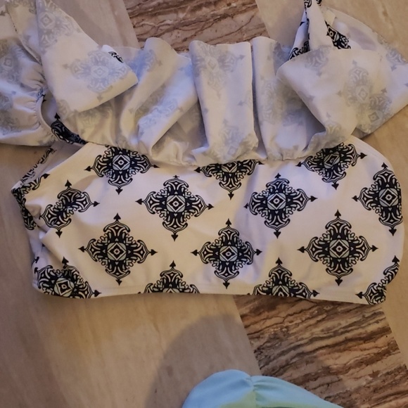 Bikini - Picture 4 of 6